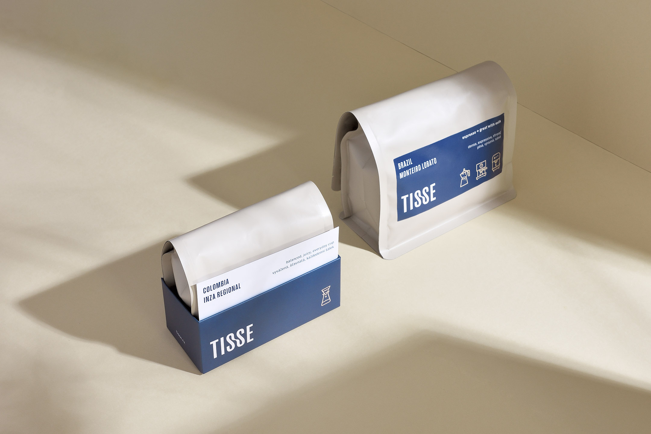 Tisse Krabicky kafe Coffee packaging dvojice studiová fotografie 2 krabiček on beige background with distinctive shadows