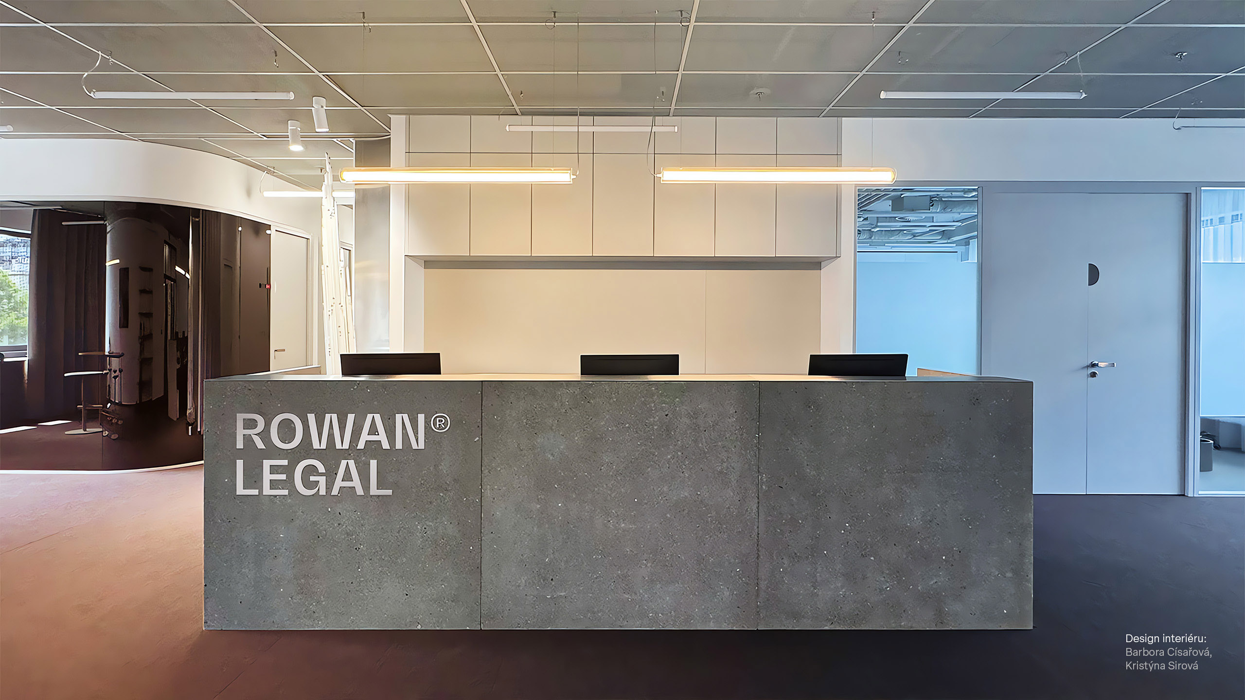 Rowan Legal Interiér recepce Logo on the table
