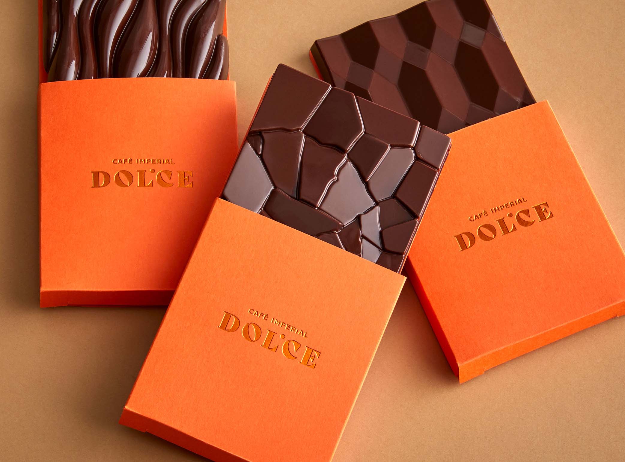 Café Imperial Dolce foto čokolády v oranžovém obalu s logem dolce