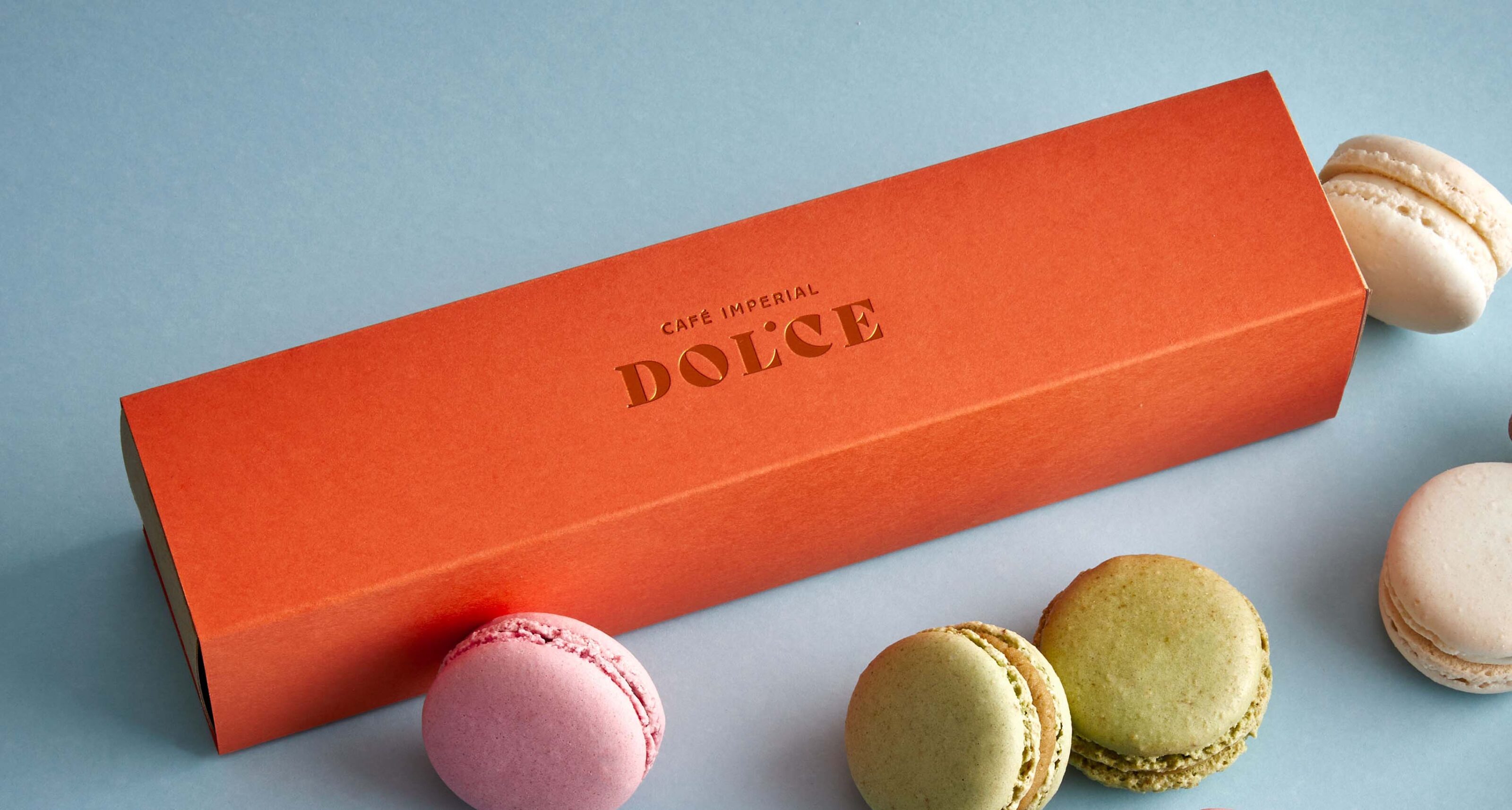 Café Imperial Dolce oranžová krabička s logem a nápisem a zákuskem